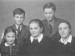Mašínovi v roce 1944. V popředí zleva Z. Mašínová ml., babička Emma Nováková a Z. Mašínová st. Vzadu bratři Josef a Ctirad.